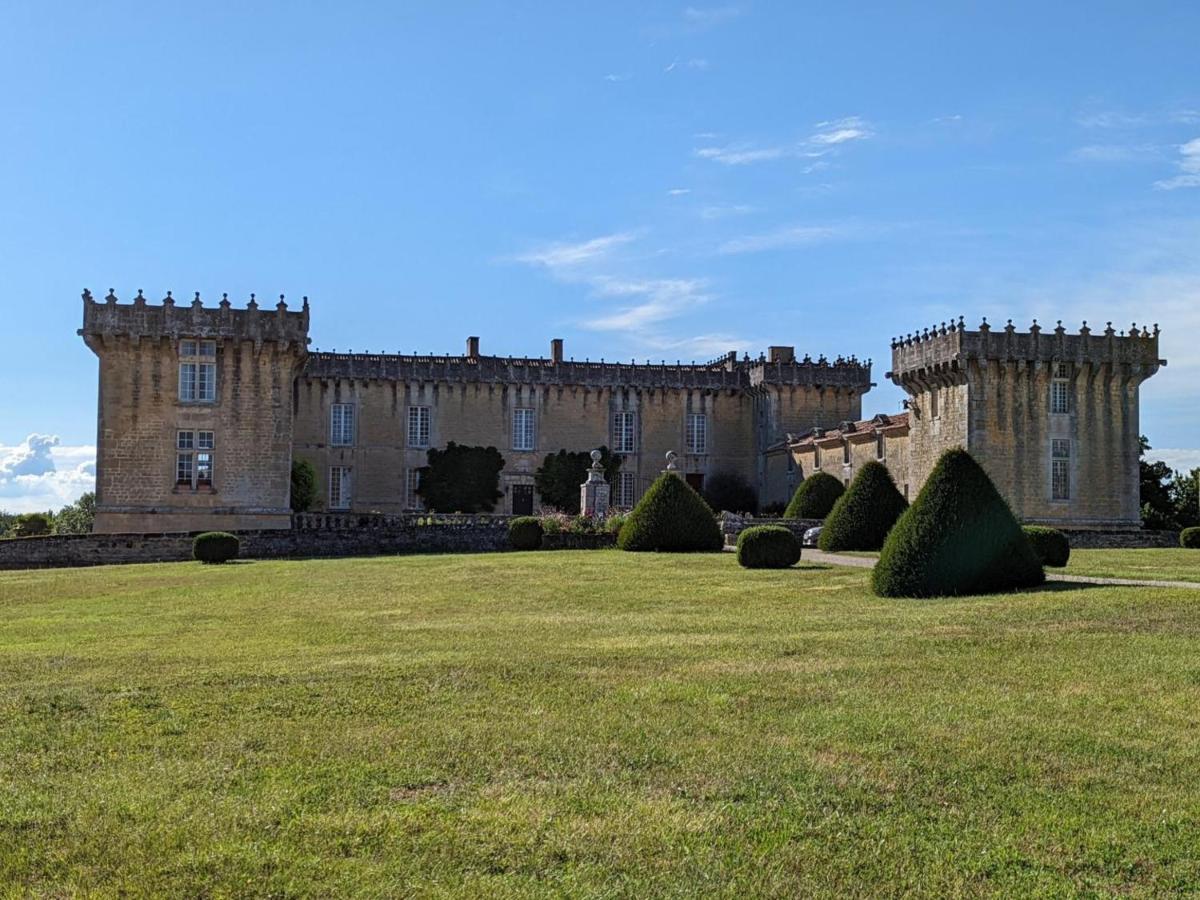 Gite Charmant Au Coeur D'Un Chateau Historique Avec Parc, Proche De Cognac, Ideal Famille Et Nature - Fr-1-653-167 Cherves-de-Cognac エクステリア 写真