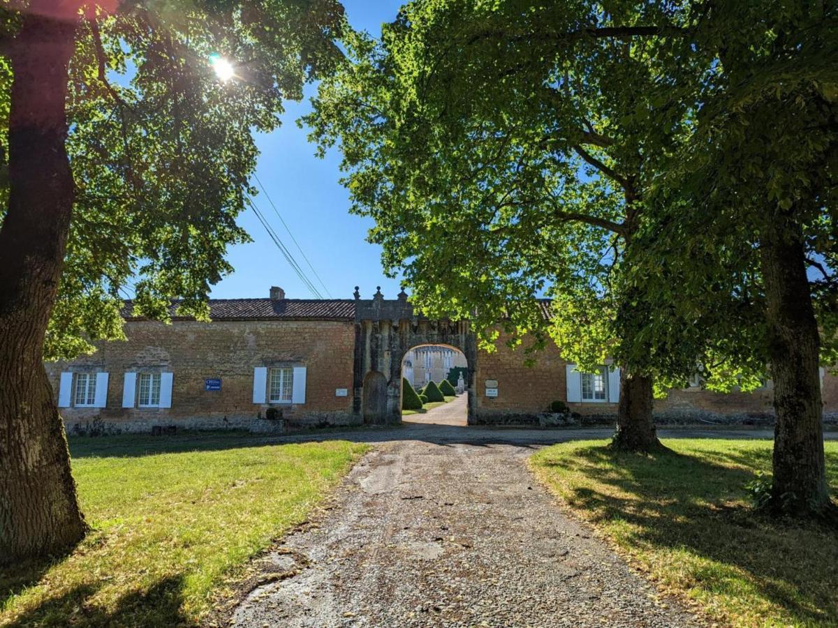 Gite Charmant Au Coeur D'Un Chateau Historique Avec Parc, Proche De Cognac, Ideal Famille Et Nature - Fr-1-653-167 Cherves-de-Cognac エクステリア 写真